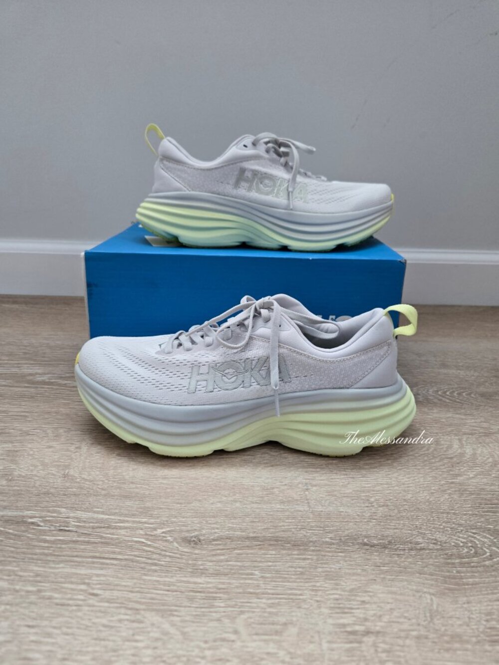 HOKA Bondi 8 Nimbus Cloud Luminary Green Running Shoes Size 7.5 New In Box $165